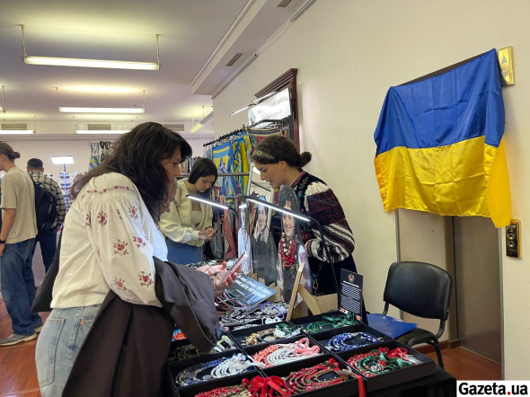 Біля кожного стенду - невеликі скупчення людей