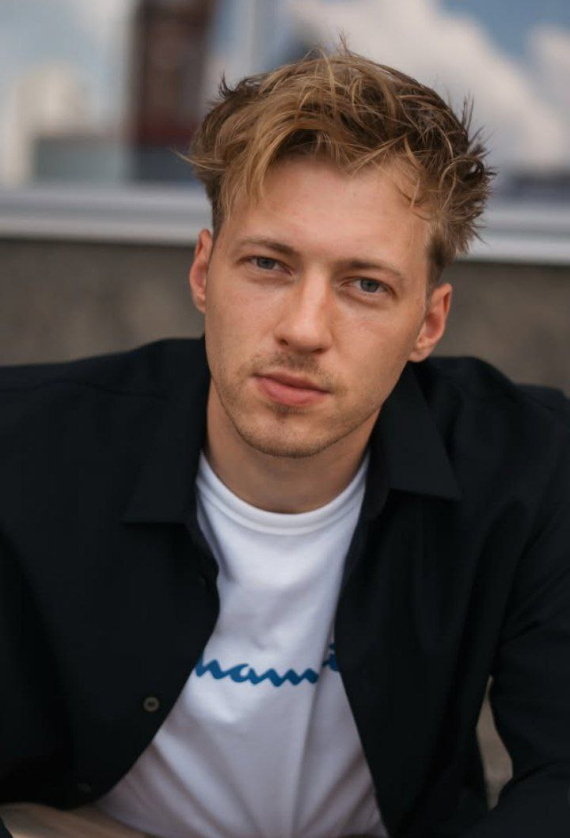 Григорій Бакланов несподівано потрапив до лікарні та показав фото з крапельницею, закликавши підписників "вчасно робити обстеження". Уже наступного дня актор виписався й повернувся до роботи, подякувавши за підтримку