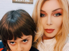 Ирина Билык поделилась редким фото со своими сыновьями - 26-летним Глебом, рожденным в браке с Юрием Оверчуком, и 9-летним Табризом, появившимся на свет благодаря суррогатному материнству. Публикацию спровоцировал вопрос фаната о главном жизненном уроке, который певица передает детям