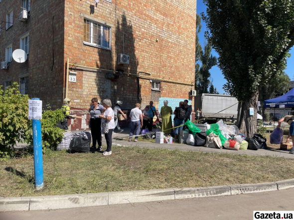 Люди продовжують виносити речі зі зруйнованих квартир