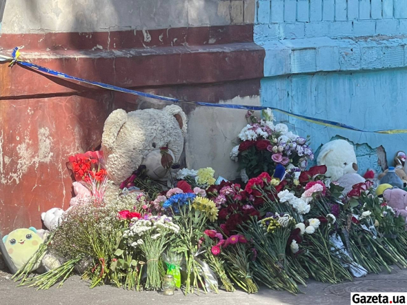 Жителі приносять квіти та іграшки на місце трагедії