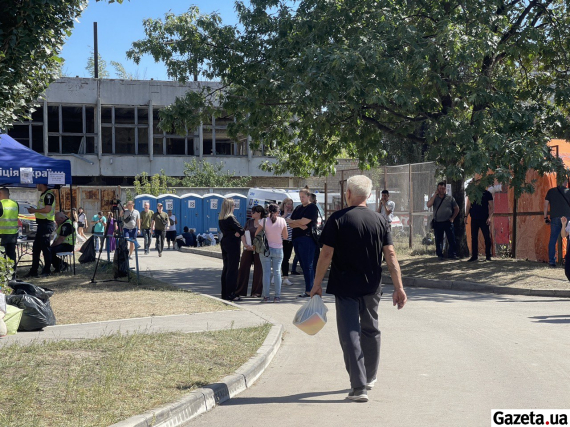 Люди виносять коробки, пакети, меблі та одяг - усе, що вдалося врятувати