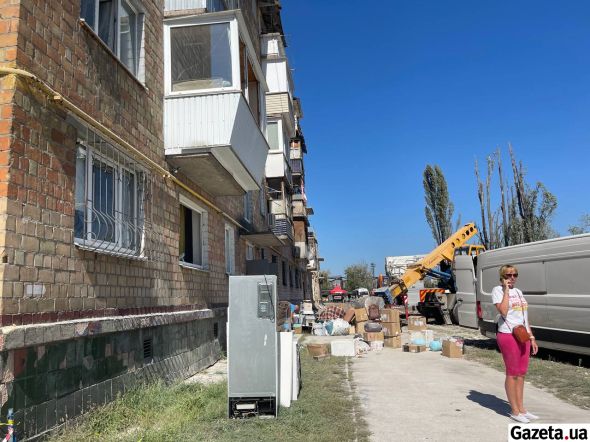 Люди продовжують виносити речі зі зруйнованих квартир