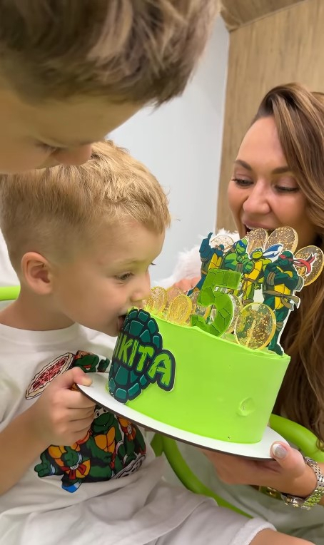 Анна Саліванчук яскраво відсвяткувала п’ятиріччя сина Нікіти в дитячому центрі: з бульбашками, піньятою, тортом із черепашками ніндзя та білими family-луками