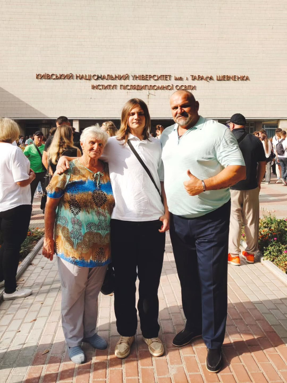 17-річний Олег Вірастюк, один із п’яти синів народного депутата Василя Вірастюка, вступив на бюджет до КНУ імені Тараса Шевченка на спеціальність "інженерія програмного забезпечення". Батько поділився новиною та рідкісним фото з сином, побажавши йому сили та наполегливості на обраному шляху