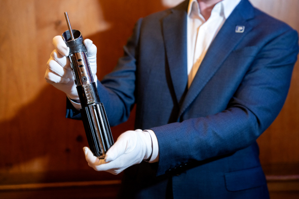 Лот за -3 млн: на аукцион выставили световой меч Дарта Вейдера