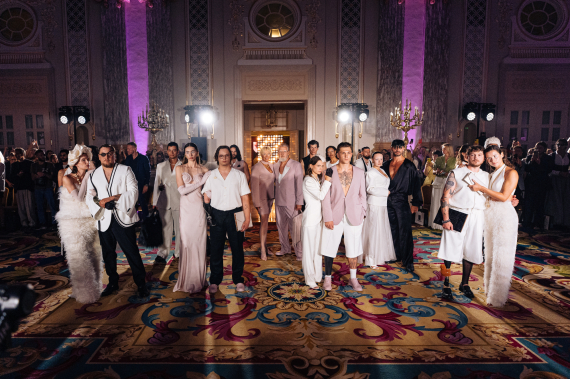 На подіум Ukrainian Fashion Week вийшли амбасадори платформи "Жити назустрііч" - ветерани, військові й цивільні з інвалідністю, чиє життя назавжди змінила війна