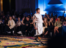 На подиум Ukrainian Fashion Week вышли амбассадоры платформы "Жить навстречу" - ветераны, военные и гражданские с инвалидностью, чью жизнь навсегда изменила война