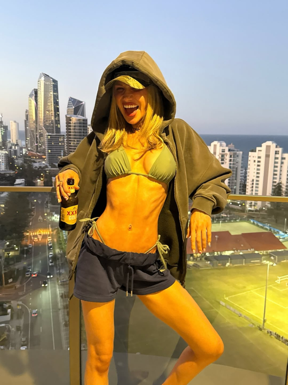 Ґабріель Епштейн поділилася серією спокусливих фото з відпустки в Австралії, де позувала у відвертих образах на пляжі, в готелі та на терасі