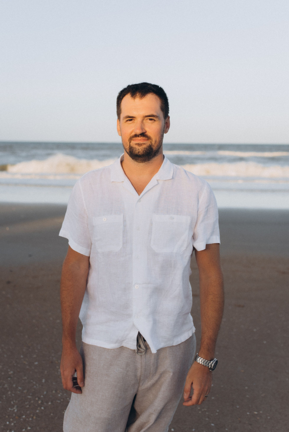 Євгеній Іванченко - інженер із якості з 11-річним стажем, лауреат премії BrainTech Awards 2024, член ISQA, суддя A&A Committee IEEE, автор рішень на стику QA, архітектури та кібербезпеки в проєктах Transamerica, CareMetx, Endava і Twomagnets Inc.