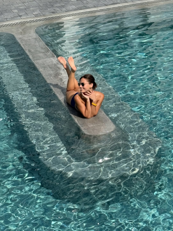 Антонина Хижняк показала серию стильных образов отдыха в Карпатах, среди которых купальники, шелковое платье и кадры из бассейна и джакузи