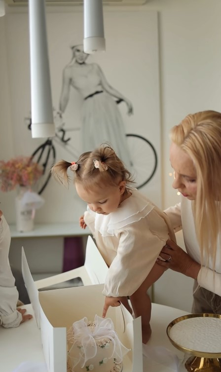 Лілія Ребрик показала ніжне відео з донькою Адель, якій виповнилося півтора року. У кадрі також з’явилися старша донька Діана та чоловік Андрій Дикий