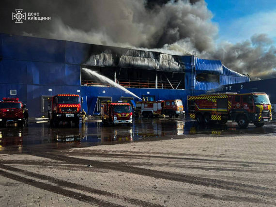 Огонь охватил 17 тыс. кв. м складов гипермаркета под Киевом