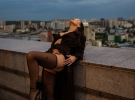 Анна Саливанчук поразила поклонников эстетичной фотосессией на крыше, совместив сексуальный образ с глубоким философским посланием о внутренней свободе