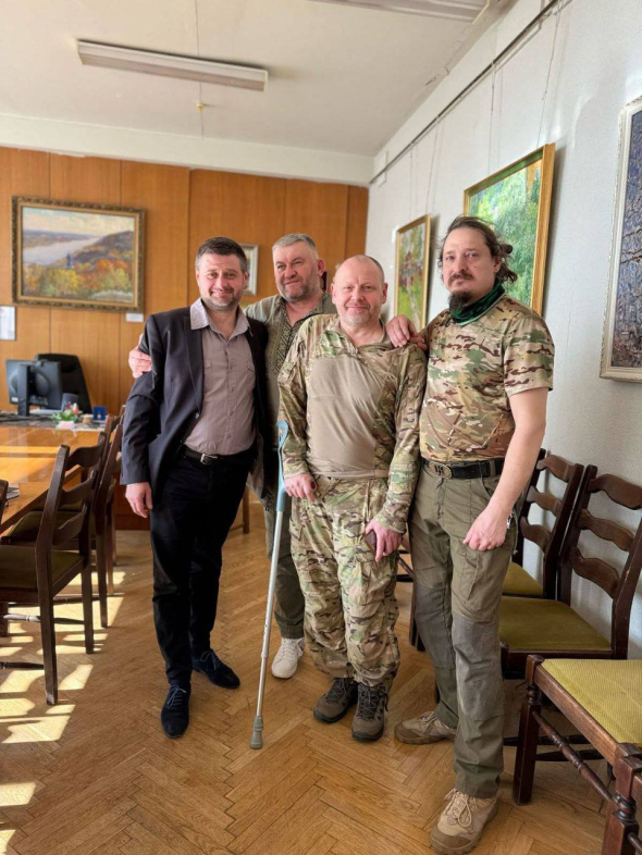 Костянтин Чернявський (крайній зліва) разом з митцями, які захищають Україну на фронті