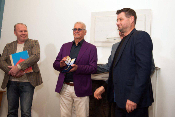 Костянтин Чернявський (крайній справа) під час відзначення Анатолія Криволапа медаллю Національної спілки художників України