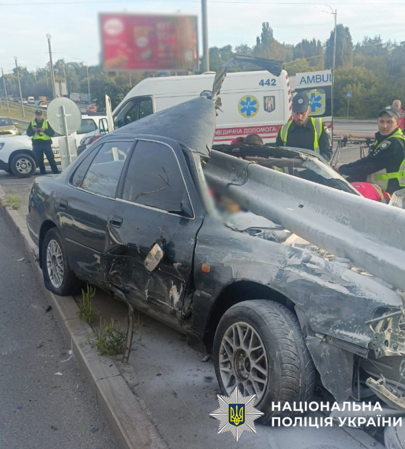 Металевий відбійник пройшов крізь салон: у Києві смертельна аварія