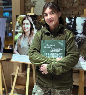 Олена ”ЕЙРІ” КУЗНЄЦОВА 29 років, військовослужбовиця. Народилася в Дніпрі. Батько воює у складі 93 окремої механізованої бригади ”Холодний Яр”, мати працює у школі. Закінчила Дніпропетровський державний інститут фізичної культури і спорту – нині Придніпровська державна академія фізичної культури і спорту. 19-річною переїхала на Київщину, де спочатку працювала тренеркою. Пройшла дворічні курси з викладання для маленьких дітей. Працювала у приватних дитячих садках, а згодом – учителькою молодших класів у приватній школі в Ірпені. На початку 2023-го потрапила на службу до морської піхоти 47 механізованої бригади ”Маґура” як стрілець-санітарка. Пів року воювала на запорізькому напрямку, отримала серйозне поранення. Згодом перевелася до 3 окремої штурмової бригади, стала членом екіпажу ударного безпілотного літального апарата типу ”Крило”. Захоплюється велоспортом. До повномасштабного вторгнення мріяла здійснити велосипедну подорож Європою з наметами