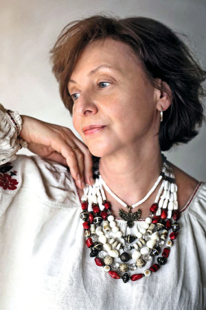 Тетяна ГРОМОВА? 54 роки, авторка прикрас. Народилася 1971-го в Запоріжжі. Батько був військовий, тому після народження Тетяни сім’я 11 років жила на Закарпатті. Після закінчення школи навчалася в Запорізькому педагогічному училищі. Закінчила філологічний факультет Запорізького національного університету. Працювала актрисою у муніципальному театрі Vie, а також адміністратором у школі козацьких бойових мистецтв. 2008-го закінчила курси візажистів і працювала за цим фахом 10 років. 2017-го переїхала до Києва. Нині – реквізитор у Київському академічному театрі драми і комедії на лівому березі Дніпра. З 2023 року створює авторські прикраси в національному стилі з натурального каменю, кераміки та дерева. Створила бренд MOLFA. Заміжня. Має доньку Софію. Живе в Києві