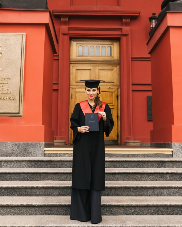 Зірка отримала другу вищу освіту за спеціальністю "сімейна психологія" в Інституті післядипломної освіти ім. Т. Шевченка під час повномасштабної війни