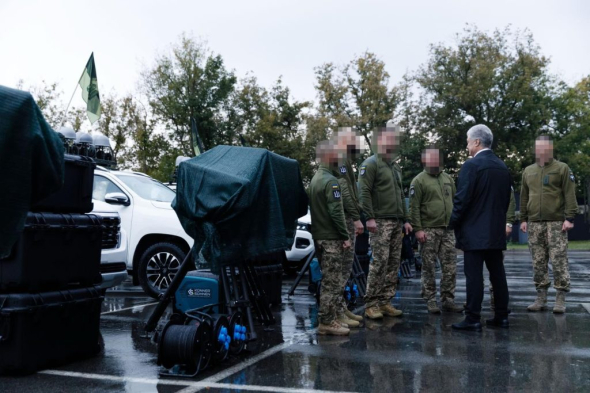Петро Порошенко передав військовим 15 комплексів "Ай-Петрі"