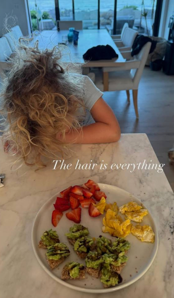 Орландо Блум показав, як провів час із донькою Дейзі та сином Флінноми за сімейною вечерею та на прогулянці в Голлівуді