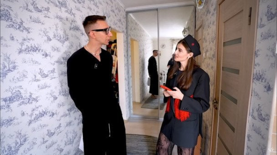 Слава Соломка показав свою квартиру на Оболоні, яку отримав у спадок. У ній є велика спальня з картинами, гардеробна, мінібар для гостей, власна бібліотека та окрема кімната-склад зі знімальною зоною для YouTube