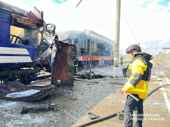 Рятувальники ліквідували пожежу після атаки дронів у Шостці