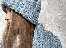 Цієї осені шапки - від об’ємних в’язаних до балаклав і кашкеток - стали ключовим елементом стильних багатошарових образів для жінок і чоловіків