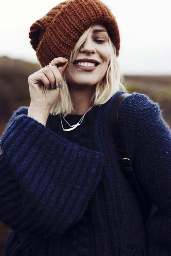 Цієї осені шапки - від об’ємних в’язаних до балаклав і кашкеток - стали ключовим елементом стильних багатошарових образів для жінок і чоловіків