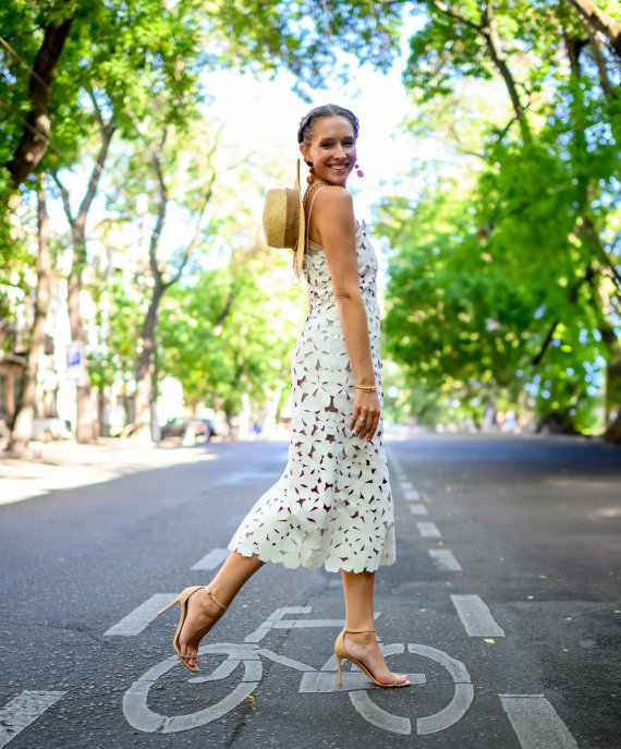 Катерина Осадча показала теплі моменти вересня в Одесі, зачарувавши підписників ніжним образом у білій сукні та атмосферними кадрами з набережної й готелю