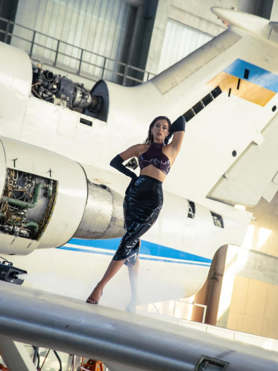 Анна Неплях устроила сексуальную фотосессию на фоне самолета