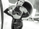 Анна Неплях устроила сексуальную фотосессию на фоне самолета