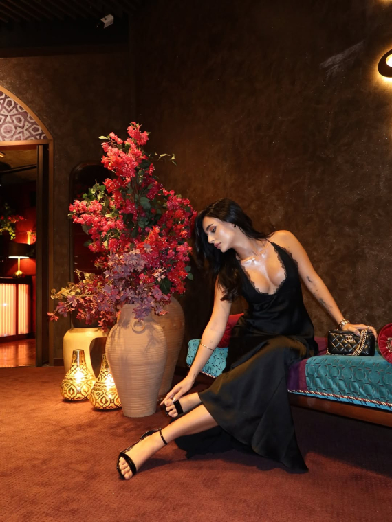 Анна Тринчер поделилась стильными кадрами отдыха в Объединенных Арабских Эмиратах