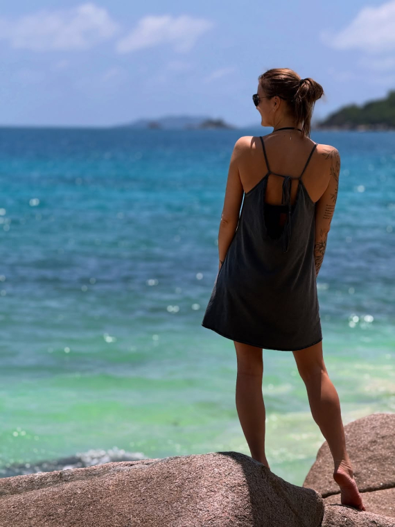 Виктория Ткач очаровала поклонников стильной фотосессией в сером мини платье на пляже Сейшелов