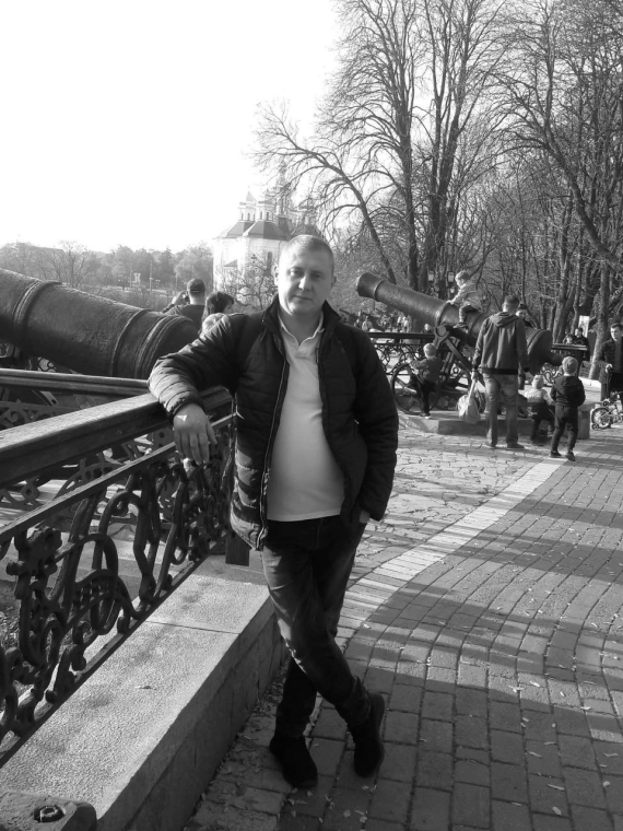 Артем Стовпяцкий погиб на фронте, защищая Украину. Его смерть подтвердили друзья в сообществе "Черниговский кисель"