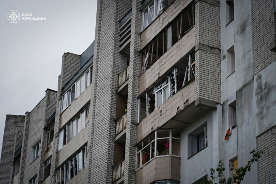 У Черкаському районі після удару рятувальники визволяли людей із квартир