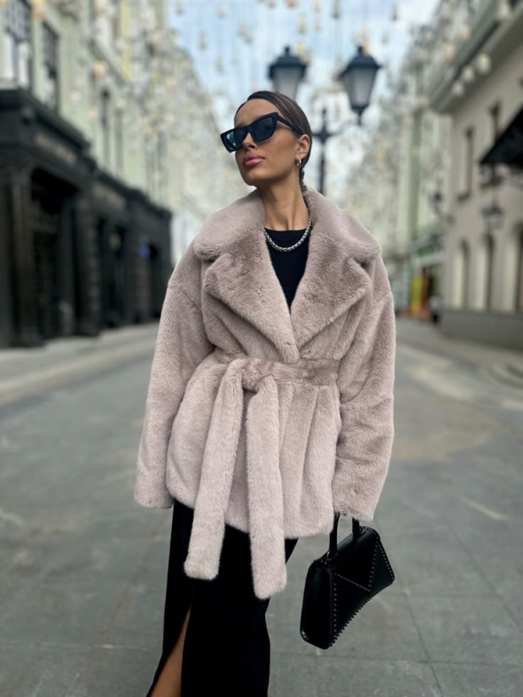 Модницы выбирают объемные, плюшевые и изящные фасоны для теплых и стильных образов