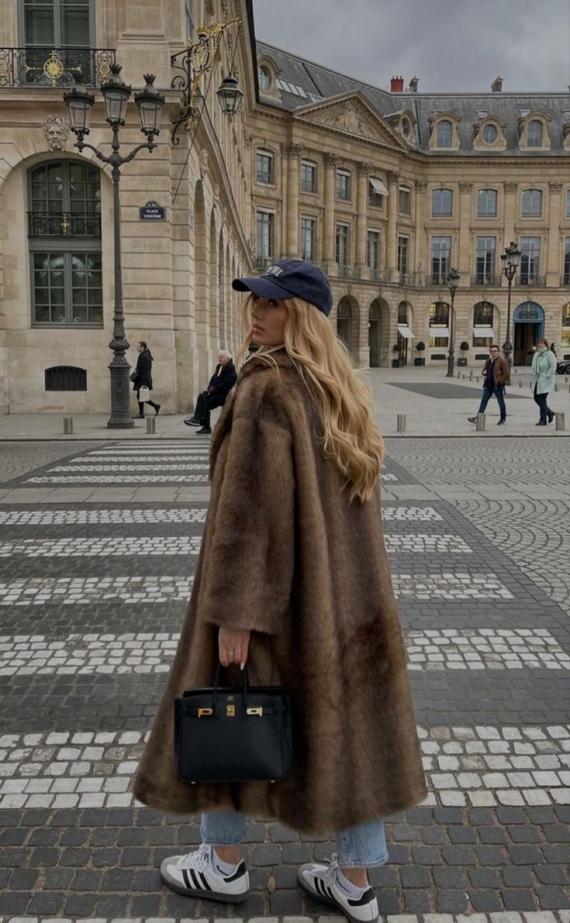 Модницы выбирают объемные, плюшевые и изящные фасоны для теплых и стильных образов