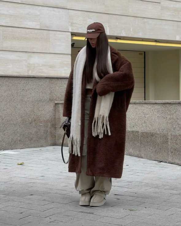 Модницы выбирают объемные, плюшевые и изящные фасоны для теплых и стильных образов