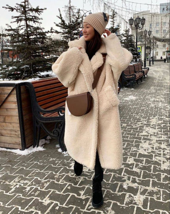 Модницы выбирают объемные, плюшевые и изящные фасоны для теплых и стильных образов