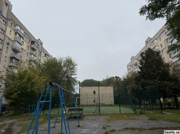 На цьому майданчику зустрічалися одногрупники з Іриною та йшли на навчання
