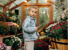 Катерина Реп’яхова разом із сином Михайлом влаштувала ніжну осінню фотосесію у квітковій теплиці