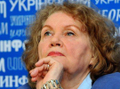 95-річна Ліна Костенко стала амбасадоркою українського бренду Gasanova, представивши ювелірну колекцію у вечірньому тренчі