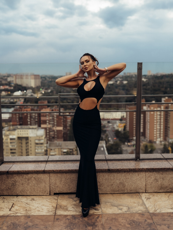 Анна Саліванчук вразила естетичною фотосесією на даху багатоповерхівки, де позувала у чорній сукні з вирізами