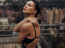 Анна Саліванчук вразила естетичною фотосесією на даху багатоповерхівки, де позувала у чорній сукні з вирізами