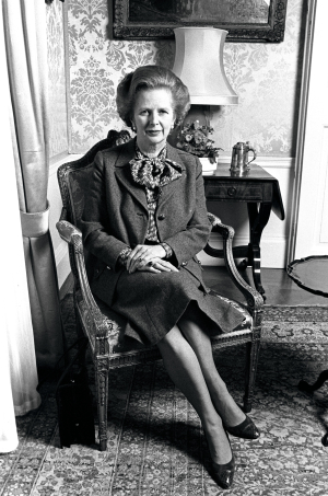 Маргарет Тетчер. Народилася 13 жовтня 1925 року в місті Ґрантем в сім’ї бакалійника та кравчині. Дівоче прізвище Робертс. Диплом бакалавра природничих наук здобула в Оксфорді. Після університету працювала хіміком-дослідником у компанії BX Plastics. Тоді ж вступила до місцевої асоціації Консервативної партії. Паралельно з роботою здобула другу вищу освіту – юридичну. Тричі брала участь у парламентських виборах від округу Дартфорд, але програвала. 1951 року одружилася з успішним і заможним розлученим підприємцем Денісом Тетчером та за два роки народила близнюків – сина Марка й доньку Керол. На парламентських виборах 1959 року стала членом Палати громад. 1961-го – заступниця міністра пенсій та державного соціального страхування. 1964-го – представник Консервативної партії з питань житлового будівництва та земельної власності. 1966-го – член тіньової команди Державного казначейства. 1970 року – міністр освіти та науки. За непопулярні заходи отримала прізвисько Викрадачка молока. 1975-го очолила Консервативну партію. ­1979-го стала прем’єр-міністром, першою жінкою на цій посаді у Великій Британії. Очоливши уряд, провела політичні та економічні реформи, спрямовані на відродження країни. Її політична філософія й економічна політика ґрунтувалися на дерегуляції, особливо фінансової системи, у забезпеченні гнучкого ринку праці, приватизації державних компаній і зменшенні впливу профспілок. Прізвисько Залізна леді отримала за твердий характер і сприймала його як комплімент. 1983 року переобрана на другий термін, а 1987-го – на третій. 1990 року пішла з поста прем’єр-міністра, зокрема через розбіжності всередині партії. Після відставки Залізної леді королева Єлизавета II регулярно радилася з нею з різних політичних питань, а 1992 року за заслуги перед нацією надала Тетчер титул баронеси. Написала два томи мемуарів: The Downing Street Years (1993) і The Path to Power (1995). 2002 року випустила книгу ”Мистецтво управління державою: стратегії для мінливого світу”. Стала першим прем’єр-міністром Великої Британії, статую якого відлили в бронзі в британському парламенті. Журнал Time вніс Тетчер до сотні видатних людей ХХ століття в категорії ”Лідери і революціонери”. Померла вранці 8 квітня 2013-го в лондонському готелі ”Ріц”, залишивши по собі вагомий спадок у британській та світовій політиці