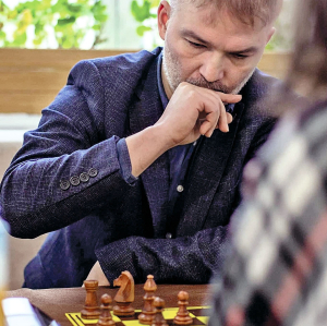 Роман ХАЄЦЬКИЙ, 44 роки, український шахіст і шаховий тренер, заслужений тренер України (2011), міжнародний майстер, майстер спорту України За роки тренерської діяльності підготував низку чемпіонів і призерів першостей України, Європи та світу