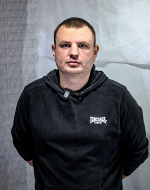 Василь ”Португал” Малярчук, 40 років, військовий Народився 27 вересня 1985 року в селі Сороки Городенківського району на Івано-Франківщині у сім’ї колгоспниці. 2002 року закінчив школу. Улюблені предмети – історія та українська література. 2005-го поїхав на заробітки до Москви. Згодом працював у Городенці в магазині, який надавав послуги мобільного зв’язку. 13 листопада 2006 року вирушив до португальського міста Авейру, де вже жила мати. Перша робота там – на будівництві. Друга – в ресторані. Паралельно закінчив курси спортивного й терапевтичного масажу. 2011-го вступив до інституту традиційної медицини в місті Порту. 3 березня 2022 року вирушив із Португалії до України. Мав намір вступити в ЗСУ. Не взяли. 21 жовтня 2024-го знову повернувся в Україну. ”Заповнив анкету у Третю штурмову й ”Вовки Да Вінчі”. Відповіли ”Вовки”. 22 січня 2025 року потрапив до інженерно-саперного взводу у 108 батальйоні ”Вовків Да Вінчі”, який входить до складу 59 бригади. З 11 вересня 2025 року – санітар хірургічного відділення медичної роти 59 ОШБр БпС. Любить червоне вино. Не може їсти креветки та молюски. Улюблений фільм – ”Останній самурай” Едварда Цвіка. Актор – Брюс Вілліс. Захоплення – падел (різновид тенісу. – Країна). Уболіває за київське ”Динамо” та ”Порту”. Заручений, дітей не має