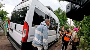 ”Білі янголи” вивозять із села жінку із сином. Його бабуся та дідусь залишаються. Просяна, вересень 2025 року